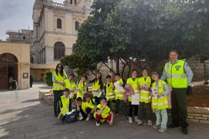 Μαθητές στo Ηράκλειο κυκλοφορούν παρέα με τον κύριο Κ.Ο.Κ.