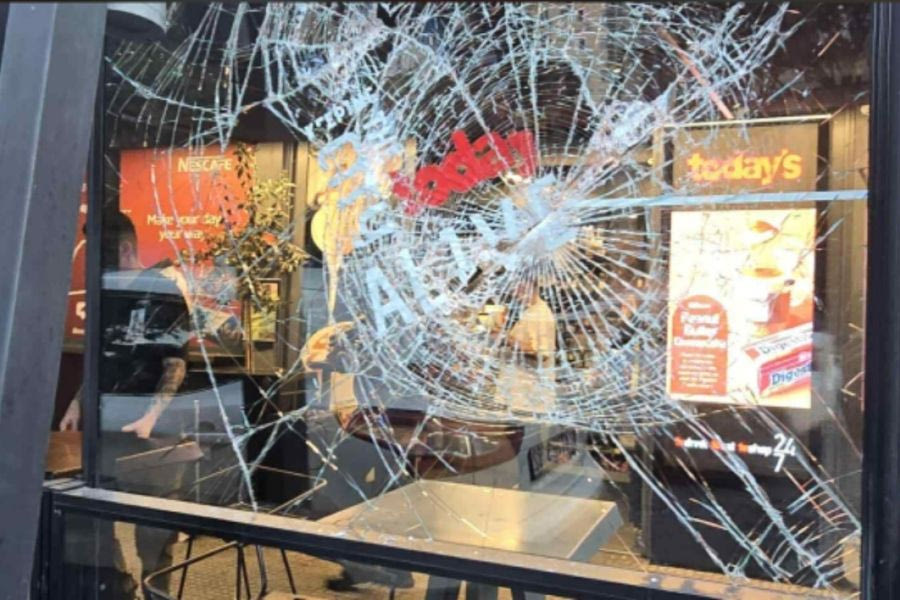 Άνδρας τα έκανε «γυαλιά – καρφιά» σε μαγαζί εστίασης