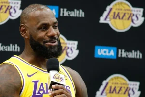 Τρόλαρε όλο τον κόσμο ο ΛεΜπρόν Τζέιμς – Δεν ανακοίνωσε την απόσυρσή του αλλά συνεργασία με μάρκα κονιάκ