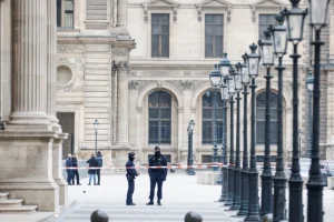 Παρίσι: Πέντε νέες συλλήψεις για τη ληστεία στο Λούβρο