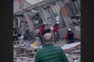 Κατέρρευσε επταώροφο κτίριο κοντά στην Κωνσταντινούπολη