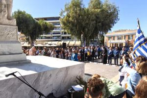 ΦΩΤΟ: Μαθητές, εκπαιδευτικοί, αρχές τιμούν στο Ηράκλειο την Εθνική Επέτειο της 28ης Οκτωβρίου 1940