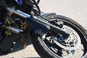 Συγκρούστηκαν μηχανές στα Καπαριανά – Δύο σοβαρά τραυματίες