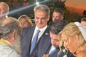 Κουμπάρος ο Κυριάκος Μητσοτάκης: Πάντρεψε την Εβίνα Γιακουμάτου και τον Ελπιδοφόρο Παπανικολόπουλο
