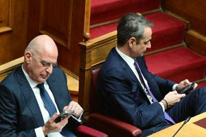 Ναρκοθετημένο τοπίο στην ομίχλη θυμίζει η κυβέρνηση! Φθορά, διαφθορά, (ν)τροπολογίες, Τέμπη, ΟΠΕΚΕΠΕ και ακρίβεια τινάζουν στον αέρα το…επιτελικό κράτος! Στην…Αμαλίας ανηφορίζει ο ΣΥΡΙΖΑ αφήνοντας μόνο του τον Πολάκη, μετά τις χθεσινές…μπαλωθιές στην Κουμουνδούρου!