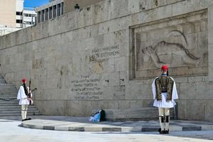 Στόχος ο…«Άγνωστος Στρατιώτης» μετά τη μεγάλη ήττα του επιτελικού κράτους από τον Πάνο Ρούτσι! Μπανανόφλουδα στον Δένδια…πέταξε ο Κυριάκος! Η Πλατεία ανήκει στο Λαό, στους αγώνες και την ιστορία!