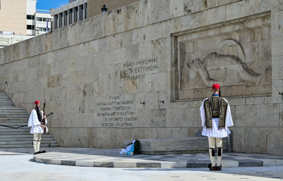 Στόχος ο…«Άγνωστος Στρατιώτης» μετά τη μεγάλη ήττα του επιτελικού κράτους από τον Πάνο Ρούτσι! Μπανανόφλουδα στον Δένδια…πέταξε ο Κυριάκος! Η Πλατεία ανήκει στο Λαό, στους αγώνες και την ιστορία!