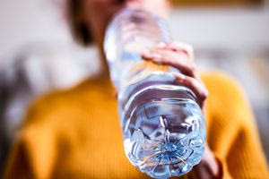 Πώς να καθαρίσουμε σωστά τα επαναχρησιμοποιούμενα μπουκάλια νερού