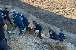 ΦΩΤΟ: Αυτοκίνητο έπεσε σε γκρεμό 300 μέτρων – Νεκρός ο οδηγός του οχήματος