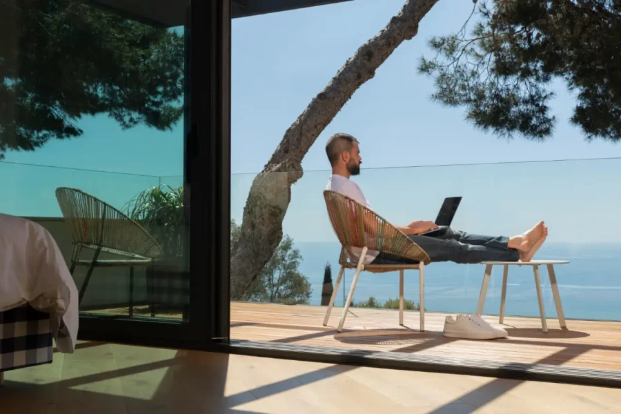 Δουλεύουν εξ αποστάσεως με «γραφείο» τους την Κρήτη : Πως περιγράφουν την καθημερινότητα οι ψηφιακοί νομάδες