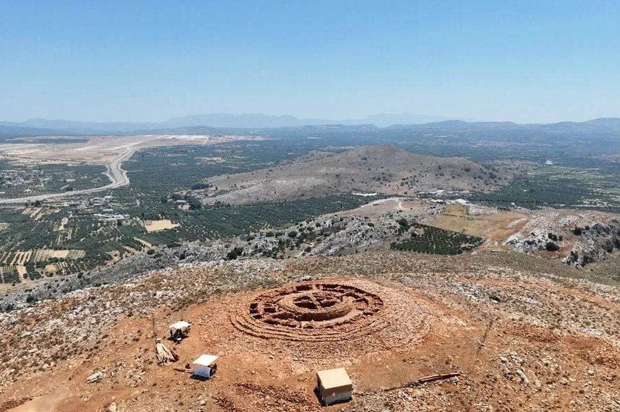 «Μεταξύ ουρανού και γης – Η Παπούρα ζητά σωτηρία»: Παρουσίαση της ταυτότητας του μνημείου στο Καστέλλι