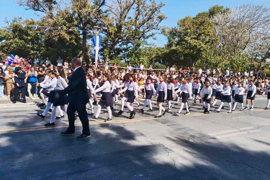 (ΒΙΝΤΕΟ & ΦΩΤΟ) Με πλήθος κόσμου τιμήθηκε η 28η Οκτωβρίου στο Ηράκλειο