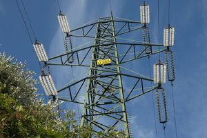 Πληθαίνουν οι αντιδράσεις για τους πυλώνες υψηλής τάσης