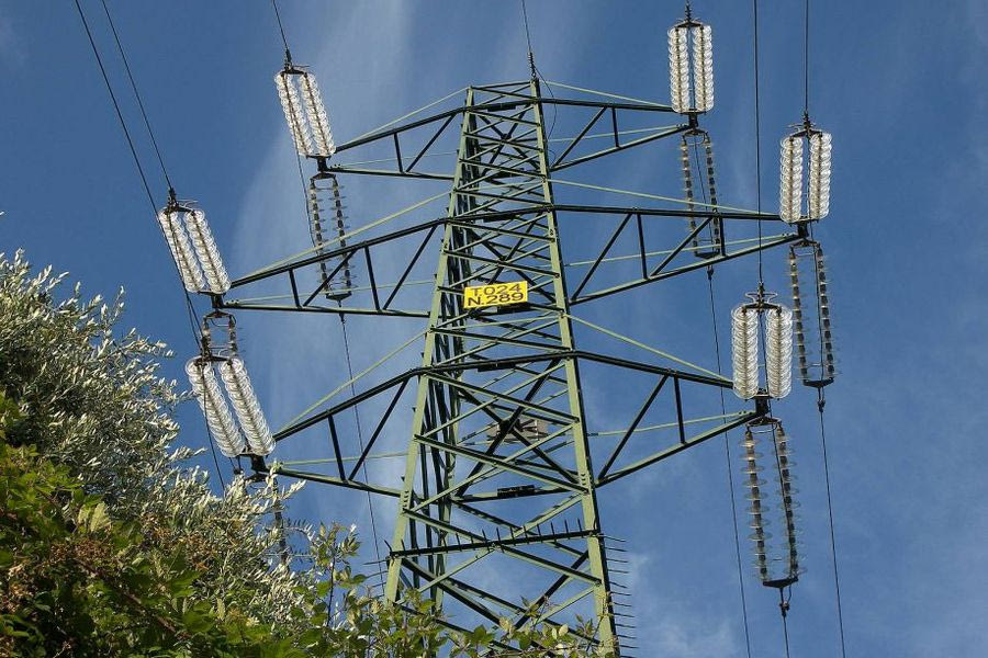 Πληθαίνουν οι αντιδράσεις για τους πυλώνες υψηλής τάσης
