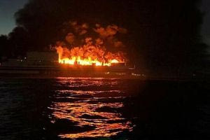 Ινδονησία: 10 άνθρωποι κάηκαν σε δεξαμενόπλοιο που επισκευαζόταν