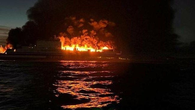 Ινδονησία: 10 άνθρωποι κάηκαν σε δεξαμενόπλοιο που επισκευαζόταν