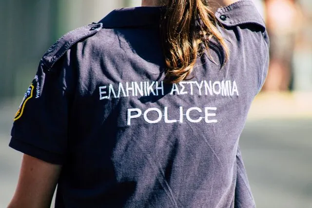 Γυναίκα αστυνομικός καταγγέλλει τον ένστολο πρώην σύντροφό της για ξυλοδαρμό