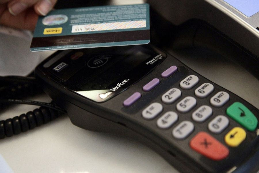 Ηλεκτρονικές αποδείξεις: Ποιοι γλιτώνουν το «πέναλτι» 22%, ποιοι κερδίζουν έξτρα έκπτωση φόρου