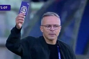 Ιστορική στιγμή: Ο πρώτος προπονητής ποδοσφαίρου που σήκωσε “μωβ κάρτα” και έκανε Challenge