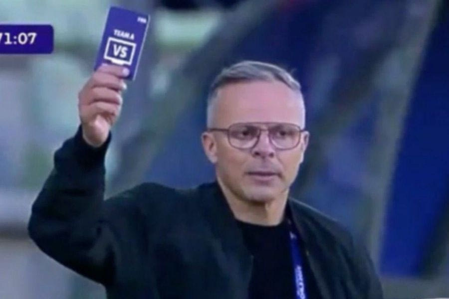 Ιστορική στιγμή: Ο πρώτος προπονητής ποδοσφαίρου που σήκωσε “μωβ κάρτα” και έκανε Challenge