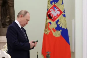 Economist: Ο Πούτιν «δοκιμάζει» το ΝΑΤΟ με υβριδικό πόλεμο – Οι τρεις στόχοι του