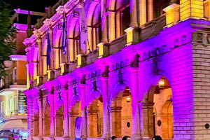 Καρκίνος του μαστού: Στα ροζ «ντύθηκαν» κτίρια και μνημεία σε όλη τη χώρα