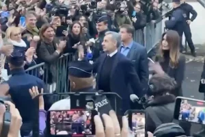 Στη φυλακή ο Σαρκοζί -Σόου από φαν του που τον χειροκροτούσαν, τον κρατούσε από το χέρι η Μπρούνι (βίντεο)