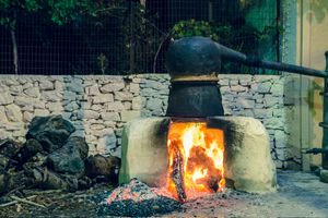 Αιφνιδιασμός από την ΑΑΔΕ στους αποσταγματοποιούς των Χανίων – Αδειες μόνο από το υπουργείο Οικονομικών