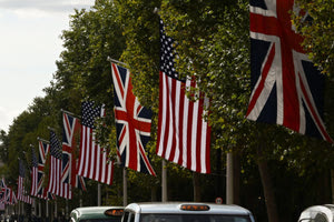 Βρετανία: 52.800 λίρες κόστισαν οι σημαίες με «λάθος κόκκινο» κατά την επίσκεψη Τραμπ