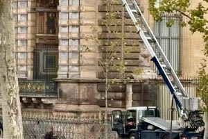 Από αυτή την απλή σκάλα ανέβηκαν οι ληστές του Λούβρου