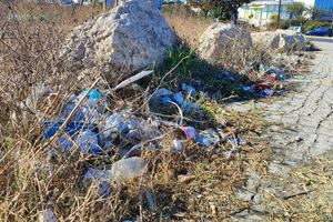 Ότι σκουπίδι «θέλεις» το βρίσκεις απέναντι από το λιμάνι (φωτογραφίες)