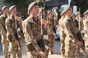 (ΒΙΝΤΕΟ) Ένα συγκινητικό τελετουργικό στο Ηράκλειο – Στρατιώτες τραγουδούν τον Εθνικό Ύμνο