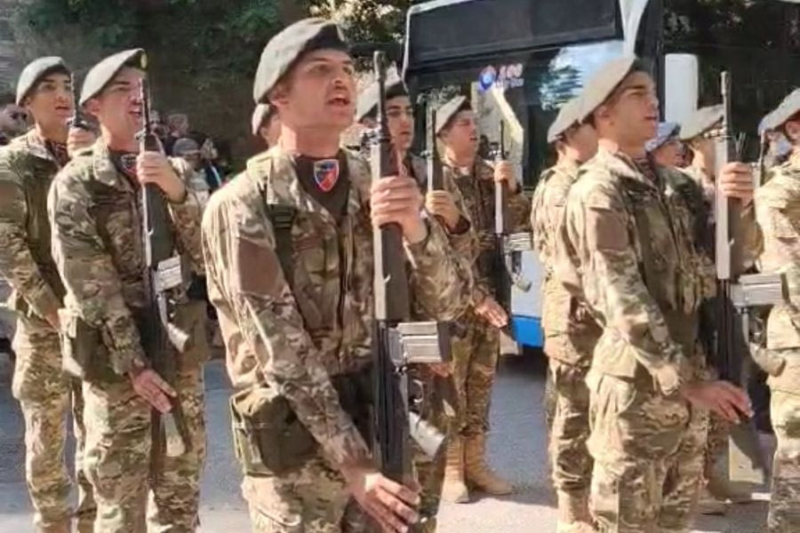 (ΒΙΝΤΕΟ) Ένα συγκινητικό τελετουργικό στο Ηράκλειο – Στρατιώτες τραγουδούν τον Εθνικό Ύμνο