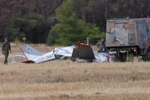 Πώς έγινε το ατύχημα με το εκπαιδευτικό αεροσκάφος στο Τατόι – Στο νοσοκομείο οι δύο πιλότοι