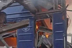 Ουκρανία: Ρωσική επίθεση σε επιβατικό τρένο στην περιφέρεια του Σούμι – Για 30 θύματα μιλά ο Ζελένσκι
