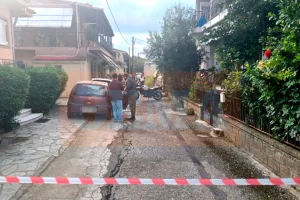 Μητροκτονία στα Τρίκαλα: «Άλλαζε συντρόφους και με παραμελούσε», είπε ο 18χρονος – Σήμερα η απολογία του