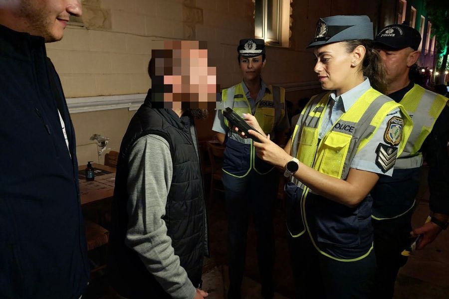 ΦΩΤΟ: Ψάχνοντας τον οδηγό της παρέας στο κέντρο του Ηρακλείου