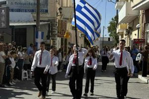 (ΦΩΤΟ) Με κάθε επισημότητα η μαθητική παρέλαση για την 28η Οκτωβρίου στον Δήμο Βιάννου
