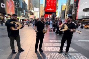 Γρηγόρης Σαμόλης: Βρέθηκε στην Times Square και παρέσυρε τη Νέα Υόρκη στους ρυθμούς της Κρήτης