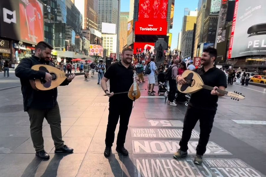 Γρηγόρης Σαμόλης: Βρέθηκε στην Times Square και παρέσυρε τη Νέα Υόρκη στους ρυθμούς της Κρήτης