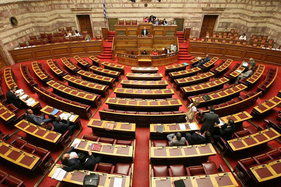 Στην Ολομέλεια της Βουλής το νομοσχέδιο του υπουργείου Εργασίας