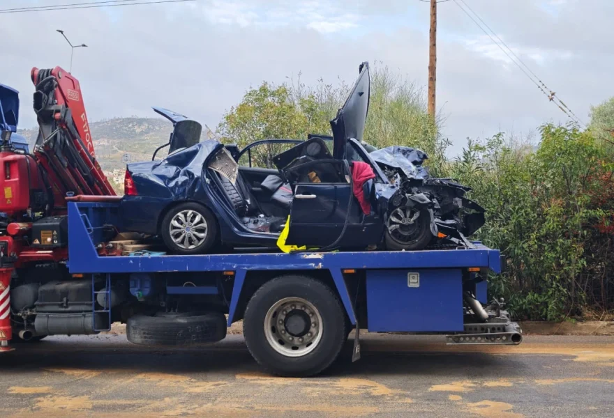 Τραγικό τροχαίο με 3 νεκρούς στις Αφίδνες, μάζες από λαμαρίνες τα οχήματα – «Το ένα αυτοκίνητο ήταν μέσα στο άλλο» λέει ο οδηγός του γερανού