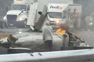 ΗΠΑ: Αεροπλάνο συνετρίβη σε αυτοκινητόδρομο στη Μασαχουσέτη