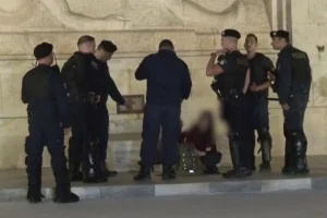 Απομάκρυναν γυναίκα που καθόταν στο Μνημείο του Αγνώστου Στρατιώτη