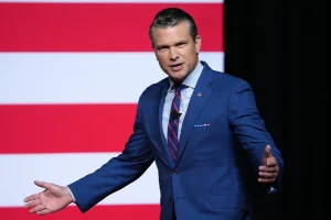 Θρίλερ με την πτήση του Αμερικανού υπουργού Πολέμου – Προσγειώθηκε εκτάκτως στη Βρετανία