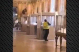 Γαλλία: Γνωστοί στις αρχές οι δύο συλληφθέντες για την κλοπή στο μουσείο του Λούβρου – Ενοχλημένη η εισαγγελέας για τη «βιαστική αποκάλυψη» της εξέλιξης