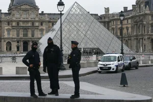 Ληστεία στο Λούβρο: Επικαλέστηκαν το δικαίωμα της σιωπής οι συλληφθέντες