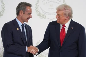 Θερμή χειραψία Μητσοτάκη – Τραμπ στην Αίγυπτο