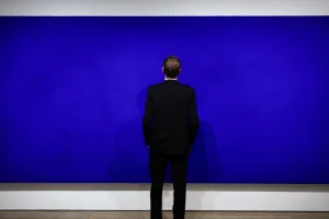 Μονοχρωματικός πίνακας του Υβ Κλάιν έπιασε σε δημοπρασία 18,4 εκατ. ευρώ