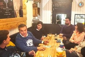 Ο Τσίπρας για μπύρα με Έλληνες φοιτητές στη Σορβόνη